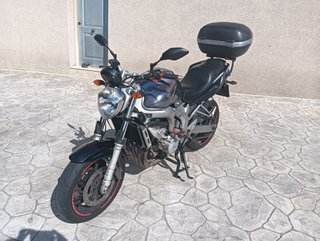 Yamaha Naked Gris mejorada Ohlins, Baúl Givi