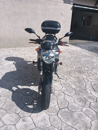 Yamaha Naked Gris mejorada Ohlins, Baúl Givi
