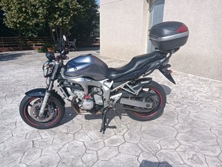 Yamaha Naked Gris mejorada Ohlins, Baúl Givi