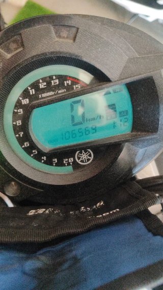 Yamaha Naked Gris mejorada Ohlins, Baúl Givi