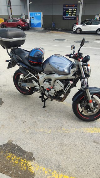 Yamaha Naked Gris mejorada Ohlins, Baúl Givi