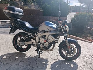 Yamaha Naked Gris mejorada Ohlins, Baúl Givi