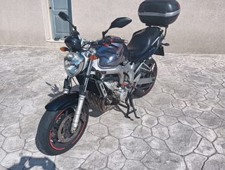 Yamaha Naked Gris mejorada Ohlins, Baúl Givi
