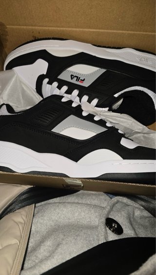 Zapatillas Fila Negras y Blancas