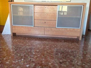 Aparador de madera con puertas de cristal