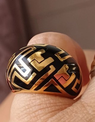 Anello oro nero con disegno geometrico