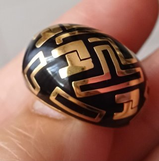 Anello oro nero con disegno geometrico