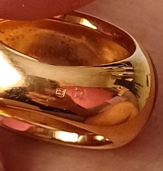 Anello oro nero con disegno geometrico