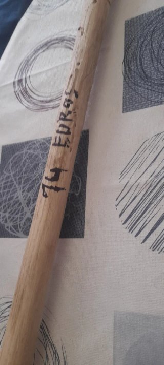 Azada de mano con mango de madera