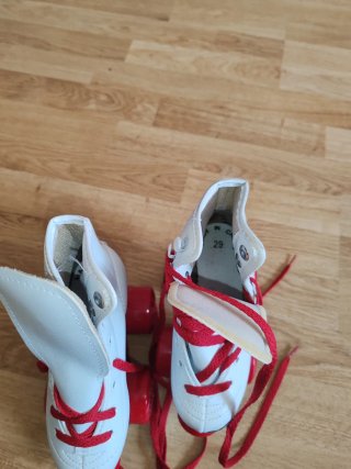 Patines de niña blancos con cordones rojos