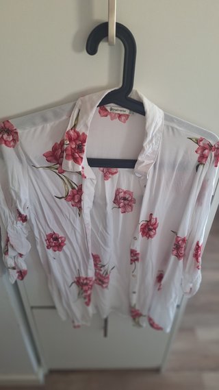 Camisa Stradivarius flores rosas Talla S