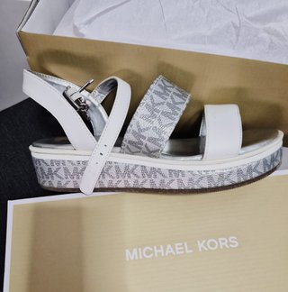 Sandalias Michael Kors Blancas y Plateadas