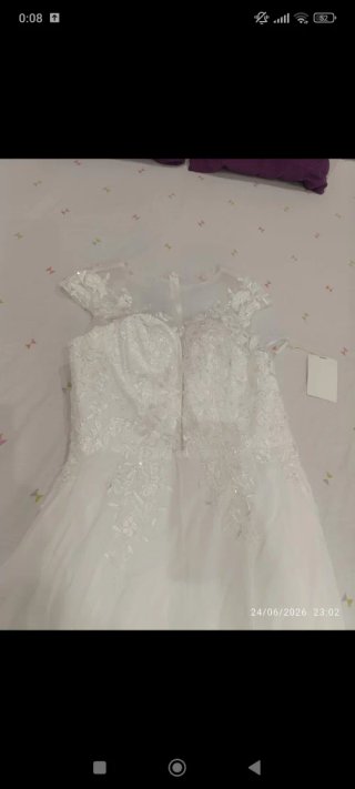 Vestido de novia blanco con abertura