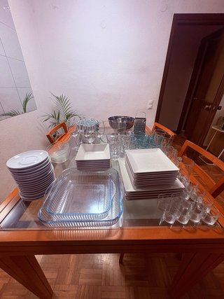 Juego de vajilla, vasos y fuentes