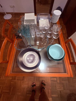 Juego de vajilla, vasos y fuentes
