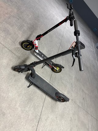 Due monopattini elettrici SmartGyro e nave