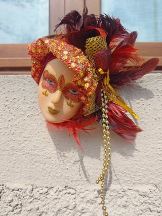Maschera Veneziana in ceramica da parete con piume