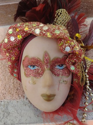 Maschera Veneziana in ceramica da parete con piume