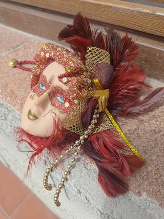 Maschera Veneziana in ceramica da parete con piume