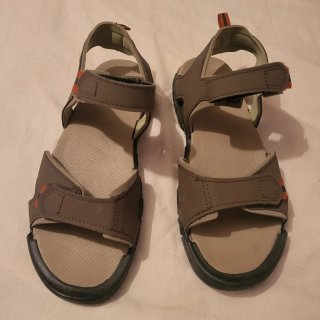 Sandalias de hombre beige y marrón