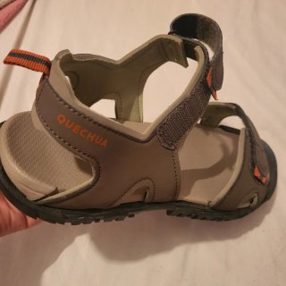 Sandalias de hombre beige y marrón