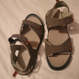 Sandalias de hombre beige y marrón