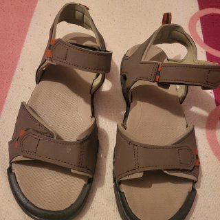Sandalias de hombre beige y marrón