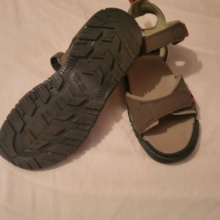Sandalias de hombre beige y marrón