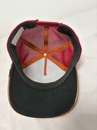Gorra The Farm de Tigre Dorada y Roja