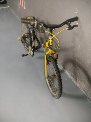 Bicicleta infantil nera e gialla