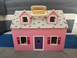Casa de muñecas de madera rosa Marca Melissa