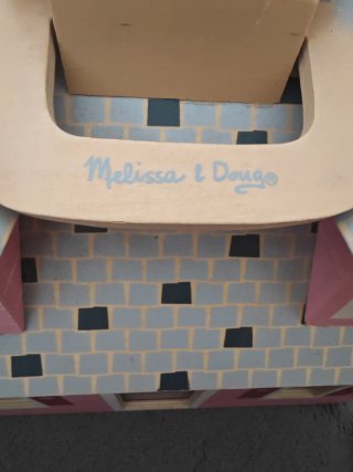 Casa de muñecas de madera rosa Marca Melissa