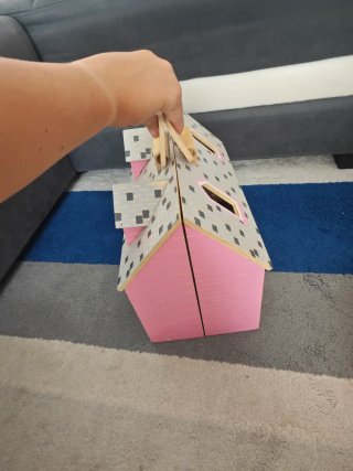 Casa de muñecas de madera rosa Marca Melissa