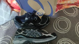 Tenis ASICS chinas  Negro/Plata leer bien 42.5