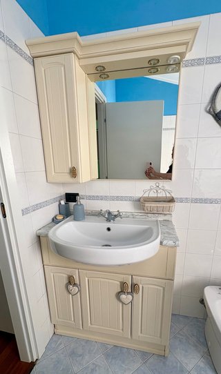 Mobile bagno color crema con lavabo