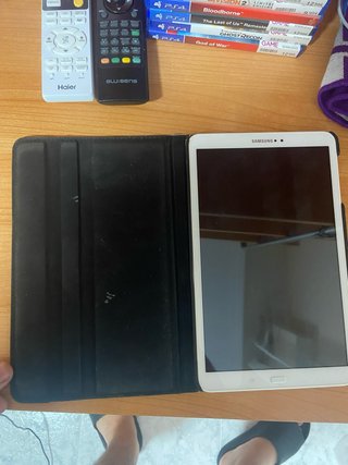 Tablet Samsung Blanca con Funda Negra