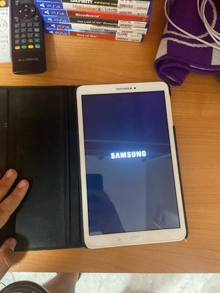 Tablet Samsung Blanca con Funda Negra
