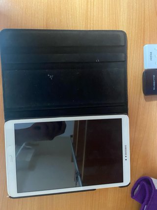 Tablet Samsung Blanca con Funda Negra