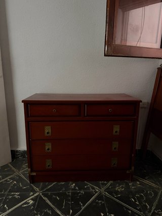 Cómoda de madera con detalles dorados
