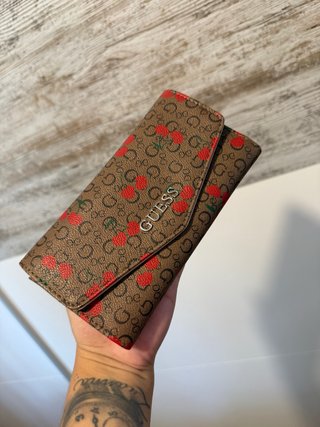 Billetera Guess Mujer Estampado Cerezas