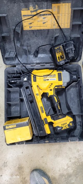 Pistola Clavadora Dewalt DCN690 + Batería 5Ah