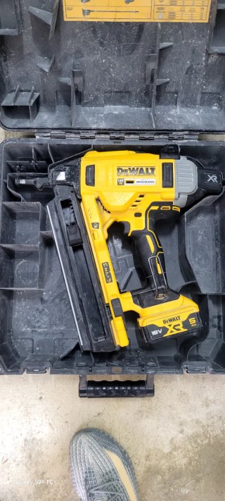 Pistola Clavadora Dewalt DCN690 + Batería 5Ah