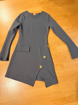 Elegante vestido gris con botones dorados