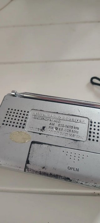 Radio de bolsillo FAMAPREM plateada