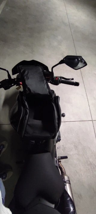 Bolsa sobre depósito moto negra