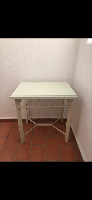 Mesa auxiliar blanca de madera