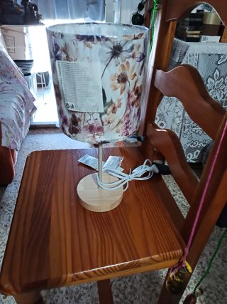 Lámpara de mesa floral de papel y madera