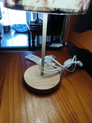 Lámpara de mesa floral de papel y madera