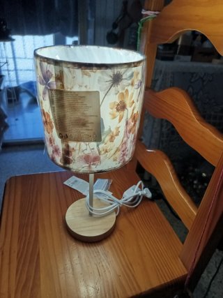 Lámpara de mesa floral de papel y madera