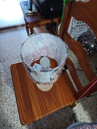 Lámpara de mesa floral de papel y madera